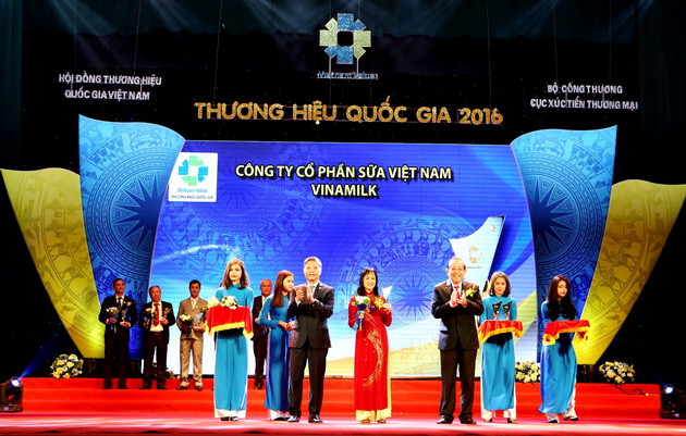 Phó Thủ tướng Trương Hòa Bình trao biểu trưng đạt Thương hiệu Quốc gia năm 2016 cho đại diện Vinamilk Vinamilk 8 năm liền được vinh danh Thương hiệu Quốc gia ảnh 1