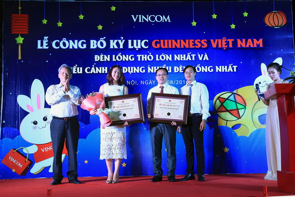 Đèn lồng Thỏ Vọng Nguyệt Vincom đạt kỷ lục Guinness Việt Nam ảnh 1