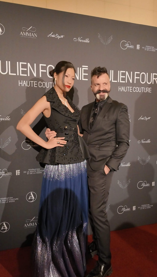 5-giang-phung-vinh-du-duoc-ntk-julien-fournie-truc-tiep-lua-chon-trang-phuc-de-tham-du-show-dien-haute-couture-cua-ong-5358.jpg