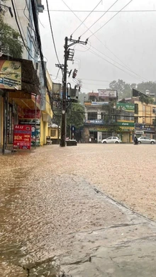 Mưa lớn gây ngập nhiều tuyến đường ở Yên Bái