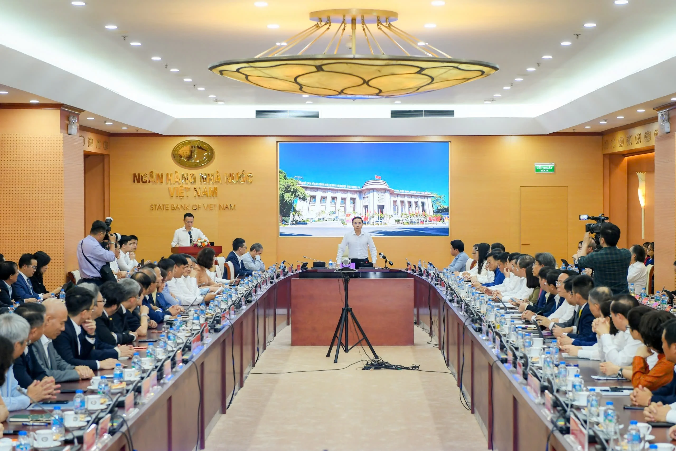 Ngân hàng đồng thuận giảm lãi suất tiền gửi và cho vay để thúc đẩy tăng trưởng kinh tế