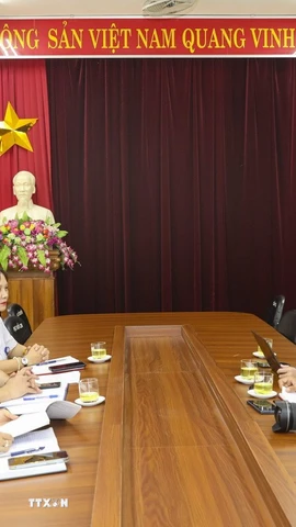 Lãnh đạo Bệnh viện Đa khoa tỉnh Điện Biên trao đổi với phóng viên Cơ quan thường trú TTXVN tại Điện Biên. (Ảnh: TTXVN)