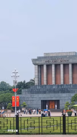 Bộ Tư lệnh Lăng Chủ tịch Hồ Chí Minh sẽ thông tin các vị trí đỗ xe phục vụ nhân dân, khách quốc tế vào Lăng viếng Chủ tịch Hồ Chí Minh và tham quan Cụm Di tích lịch sử-văn hóa Ba Đình cho các đoàn khách đã đăng ký trước. (Nguồn: Vietnam+)