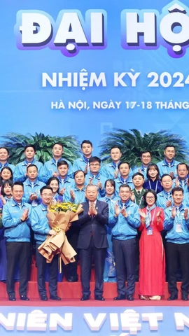 Tổng Bí thư Tô Lâm tặng hoa chúc mừng Ủy ban Trung ương Hội Liên hiệp Thanh niên Việt Nam khóa IX, nhiệm kỳ 2024-2029. (Ảnh: Thống Nhất/TTXVN)