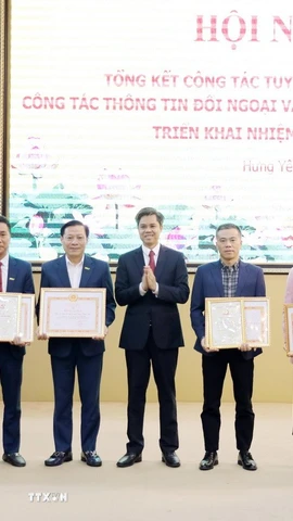 Trao giải Nhất Giải Búa liềm Vàng tỉnh Hưng Yên lần thứ 3 năm 2025 cho các tác giả, nhóm tác giả. (Ảnh: Thế Duyệt/TTXVN)