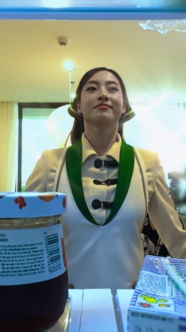 Lương Thùy Linh gây bất ngờ khi “đi giúp việc.” (Ảnh: CTV/Vietnam+) 