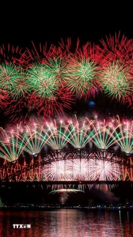 Pháo hoa rực rỡ chào đón năm mới 2026 tại Cầu Cảng Sydney, Australia. (Ảnh: THX/TTXVN)