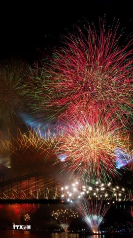 Pháo hoa rực rỡ chào đón năm mới 2026 tại Cầu Cảng Sydney, Australia. (Ảnh: THX/TTXVN)