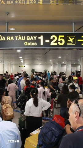 Hành khách tại sân bay Tân Sơn Nhất. (Ảnh: Tiến Lực/TTXVN)