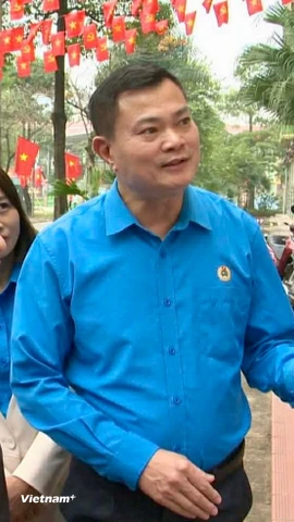 Cán bộ công đoàn và người lao động Thủ đô nghiên cứu tiểu sử của đại biểu Quốc hội khóa XVI và đại biểu Hội đồng Nhân dân các cấp nhiệm kỳ 2026-2031. (Ảnh: Minh Nghĩa/Vietnam+)