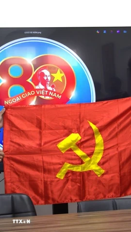 Đại sứ Việt Nam tại Israel Lý Đức Trung tặng cờ Đảng cho ông Issam Makhoul, Ủy viên Bộ Chính trị Đảng Cộng sản Israel, Chủ tịch Hadash ngày 15/8/2025. (Ảnh: Thanh Bình/TTXVN)