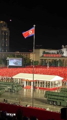 Quang cảnh Lễ duyệt binh kỷ niệm 80 năm thành lập Đảng Lao động Triều Tiên. (Ảnh: Thống Nhất/TTXVN)