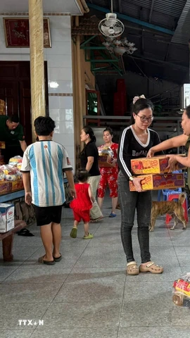 Những ngày cuối năm tại khu trọ 155/23 Lê Đình Cẩn, phường Tân Tạo của bà Nguyễn Thị Huệ. (Ảnh: Thanh Vũ/TTXVN)