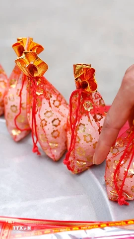 Đầu năm mua muối. (Ảnh: Minh Quyết/TTXVN)