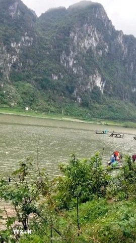 Khu vực sông Gianh, nơi xảy ra vụ lật thuyền làm 2 người tử vong, 2 người mất tích. (Ảnh: TTXVN phát)