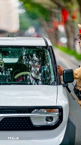 Cảnh sát giao thông Hà Nội duy trì kiểm soát nồng độ cồn trong dịp Tết Nguyên đán. (Ảnh: Trung Nguyên/TTXVN)