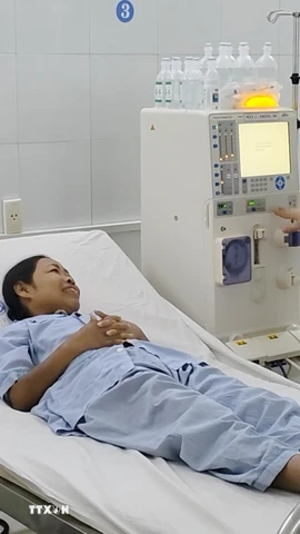 Nhân viên y tế Khoa thận nhân tạo Bệnh viện Đà Nẵng chuẩn bị thiết bị chạy thận phục vụ bệnh nhân trong những ngày Tết. (Ảnh: Trần Lê Lâm/TTXVN)