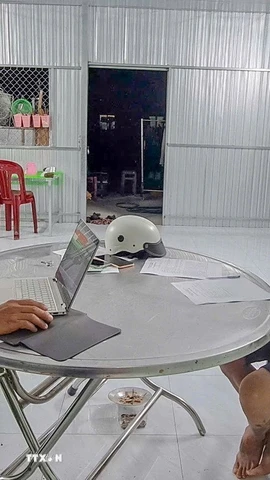 Công an lấy lời khai đối tượng Bùi Vĩnh An. (Ảnh: TTXVN phát)