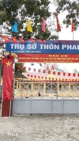 Khu vực Tổ bầu cử tại thôn Phan Dũng, xã Tuy Phong (Lâm Đồng), nơi thuần đồng bào Raglai sinh sống đã sẵn sàng cho Ngày bầu cử. (Ảnh: Nguyễn Thanh/TTXVN)