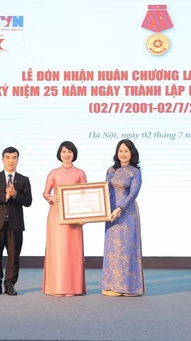 Bộ trưởng Bộ Văn hóa, Thể thao và Du lịch Lâm Thị Phương Thanh trao Huân chương Lao động hạng Ba của Chủ tịch nước tặng Nhà xuất bản Thông tấn. Ảnh: Minh Quyết - TTXVN