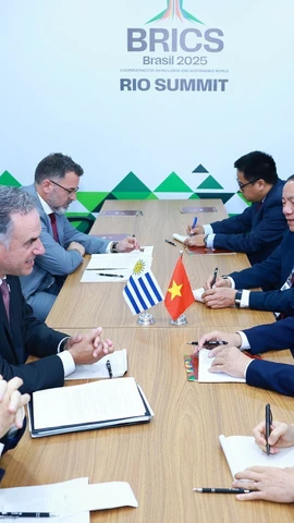 Thủ tướng Phạm Minh Chính gặp Tổng thống Uruguay Yamandú Orsi. (Ảnh: Dương Giang/TTXVN)