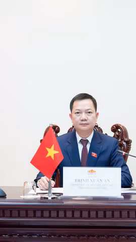 Đại diện Việt Nam, đại biểu Quốc hội hoạt động chuyên trách tại Ủy ban Quốc phòng, An ninh và Đối ngoại của Quốc hội Trịnh Xuân An, Phó Chủ tịch Nhóm đại biểu Quốc hội trẻ Việt Nam khóa XV phát biểu tại Phiên họp. (Nguồn: Cổng thông tin điện tử Quốc hội Việt Nam)