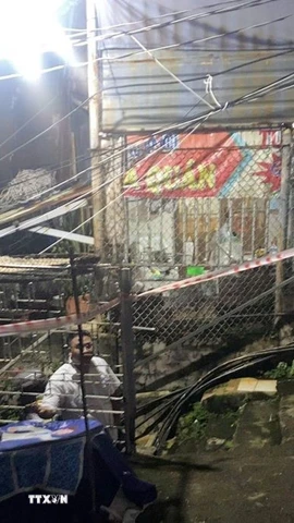 Khu vực hẻm 634/8 đường Trần Phú, phường Vũng Tàu đã được cơ quan chức năng căng dây cảnh báo không cho người dân đến gần. (Ảnh: TTXVN phát)