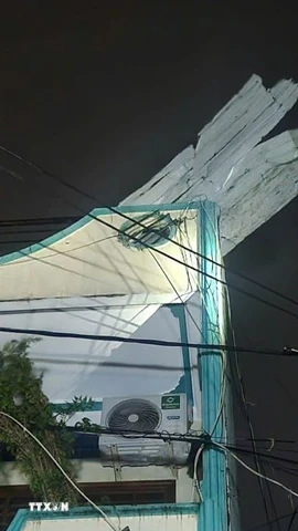 Nhà của người dân Quy Nhơn bị tốc mái do gió giật kinh hoàng sau khi bão đổ bộ. (Ảnh: Sỹ Thắng/TTXVN)