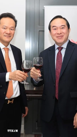 Đại sứ Mai Phan Dũng - Phái đoàn thường trực Việt Nam bên cạnh Liên hợp quốc, Tổ chức Thương mại Thế giới và các tổ chức quốc tế khác tại Geneva, chụp ảnh chung với Đại sứ Daovy Vongxay, Trưởng Phái đoàn Lào tại Geneva. (Ảnh: Phạm Ngọc Ánh/TTXVN)