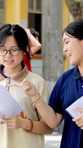 Thí sinh ở Vĩnh Phúc trao đổi về kết quả làm bài thi môn Toán. (Ảnh: Hoàng Hùng/TTXVN)