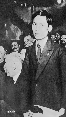 Đồng chí Nguyễn Ái Quốc (Chủ tịch Hồ Chí Minh) phát biểu tại Đại hội thành lập Đảng Cộng sản Pháp họp ở thành phố Tours. Đồng chí là người Việt Nam đầu tiên trở thành người cộng sản và là một trong những sáng lập viên của Đảng Cộng sản Pháp (12/1920). (Ảnh: TTXVN)