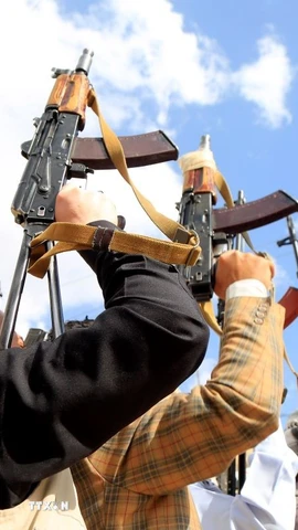 Các tay súng Houthi tại Sanaa, Yemen, ngày 11/3/2025. (Ảnh: THX/TTXVN)