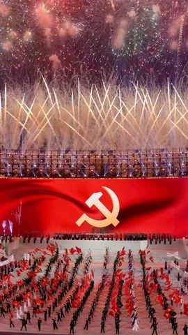 Màn trình diễn pháo hoa nghệ thuật đặc sắc quy mô lớn như bản hòa ca hùng tráng chào mừng thành công Đại hội đại biểu toàn quốc lần thứ XIV của Đảng, tối 23/1/2026. (Ảnh: TTXVN)