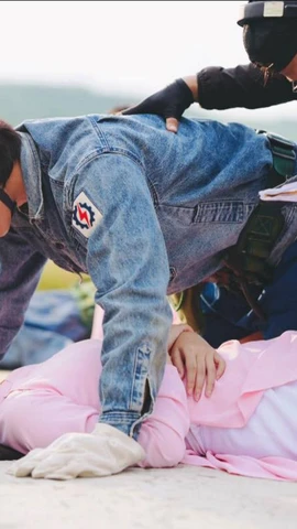 Hậu trường một cảnh quay của Thiên Ân và bạn diễn trên phim trường. (Ảnh: CTV/Vietnam+)