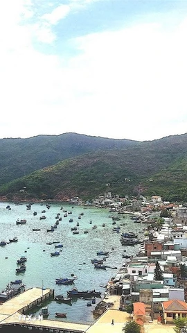 Người dân làng chài Minh Hải phải sống trong cảnh thiếu nước sạch kéo dài nhiều năm. (Ảnh: Quang Thái/TTXVN)