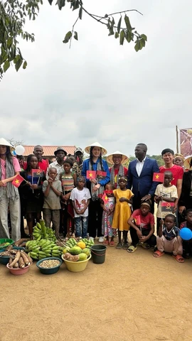 Người dân Angola chào đón Thanh Thủy với những nông sản địa phương. (Ảnh: CTV/Vietnam+)