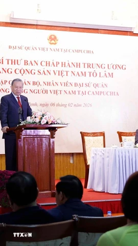 Tổng Bí thư Tô Lâm phát biểu tại cuộc gặp gỡ cán bộ, nhân viên Đại sứ quán và cộng đồng người Việt Nam tại Campuchia. (Ảnh: Thống Nhất/TTXVN)