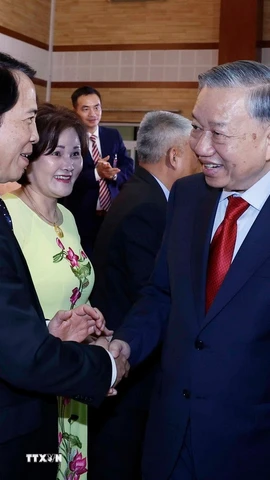 Tổng Bí thư Tô Lâm gặp gỡ cán bộ, nhân viên Đại sứ quán và cộng đồng người Việt Nam tại Campuchia. (Ảnh: Thống Nhất/TTXVN)