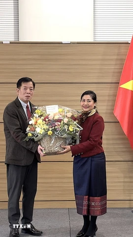 Đại sứ Lào Kaimani Orabun chúc mừng cán bộ, nhân viên Đại sứ quán Việt Nam tại Hàn Quốc nhân dịp Tết Nguyên đán Bính Ngọ 2026. (Ảnh: Khánh Vân/TTXVN)