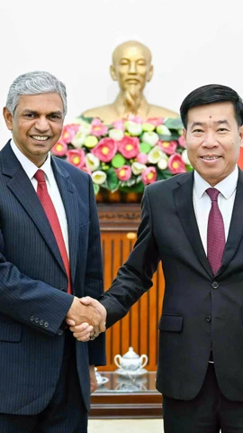 Thứ trưởng Bộ Ngoại giao Nguyễn Mạnh Cường tiếp ông Shri Periasamy Kumaran, Thứ trưởng phụ trách khu vực phương Đông, Bộ Ngoại giao Ấn Độ. (Nguồn: Thế giới và Việt Nam)