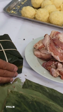 Những chiếc bánh chưng xanh vuông vức - biểu tượng của đất trời giao hòa, của sum vầy và ấm no. (Ảnh: Hồng Minh/TTXVN)