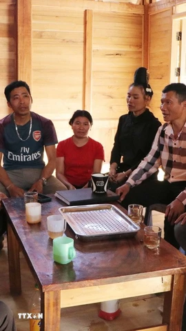 Bí thư Chi bộ Lý Văn Chém (áo sọc) rất được bà con người Cống ở bản Táng Ngá tín nhiệm. (Ảnh: Nguyễn Oanh/TTXVN)