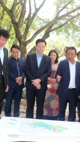 Phó Thủ tướng Mai Văn Chính kiểm tra thực địa và Đồ án Quy hoạch bảo quản, tu bổ và phục hồi Danh lam thắng cảnh quốc gia đặc biệt Tràng An-Tam Cốc-Bích Động. (Ảnh: Đại Nghĩa/TTXVN)