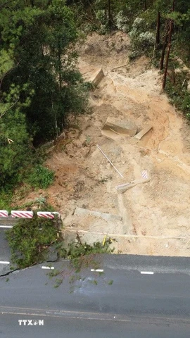 Đoạn sạt lở trên đèo Prenn gần khu vực cầu Đatanla xảy ra sáng 17/11. (Ảnh: Nguyễn Dũng/TTXVN)