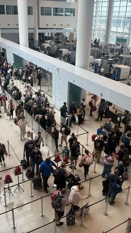 Sân bay New Orleans khuyến cáo hành khách lên kế hoạch đến sân bay sớm trước 3 giờ do tình trạng ùn tắc kéo dài. (Nguồn: NOLA)