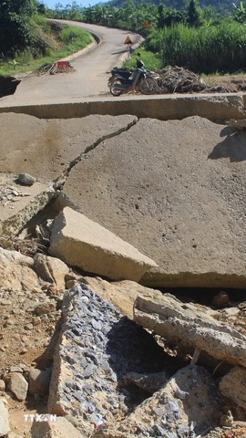 Toàn bộ ngầm tràn bản Cơn, xã Yên Thắng bị phá hủy gần như hoàn toàn sau bão lũ. (Ảnh: Khiếu Tư/TTXVN)