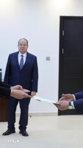 Đại sứ Nguyễn Nam Dương trình Thư ủy nhiệm của Chủ tịch nước Lương Cường lên Tổng thống Palestine Mahmoud Abbas. (Ảnh: TTXVN phát)