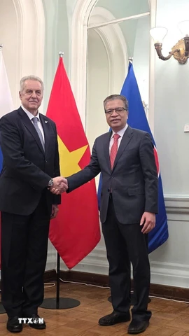 Đại sứ Đặng Minh Khôi chụp ảnh lưu niệm với ông Evgeny Grigoriev, Chủ nhiệm Ủy ban Đối ngoại thành phố St. Petersburg. (Ảnh: Trần Hải/TTXVN)