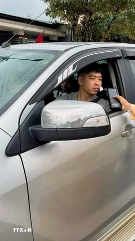 Lực lượng cảnh sát giao thông đo nồng độ cồn người tham gia giao thông trong những ngày nghỉ Tết. (Ảnh: Công Tường/TTXVN)