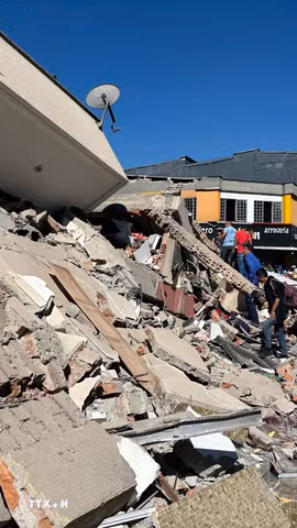 Tòa nhà bị sập sau động đất tại Pereira, Colombia ngày 10/8/2026. (Ảnh: AA/TTXVN phát)